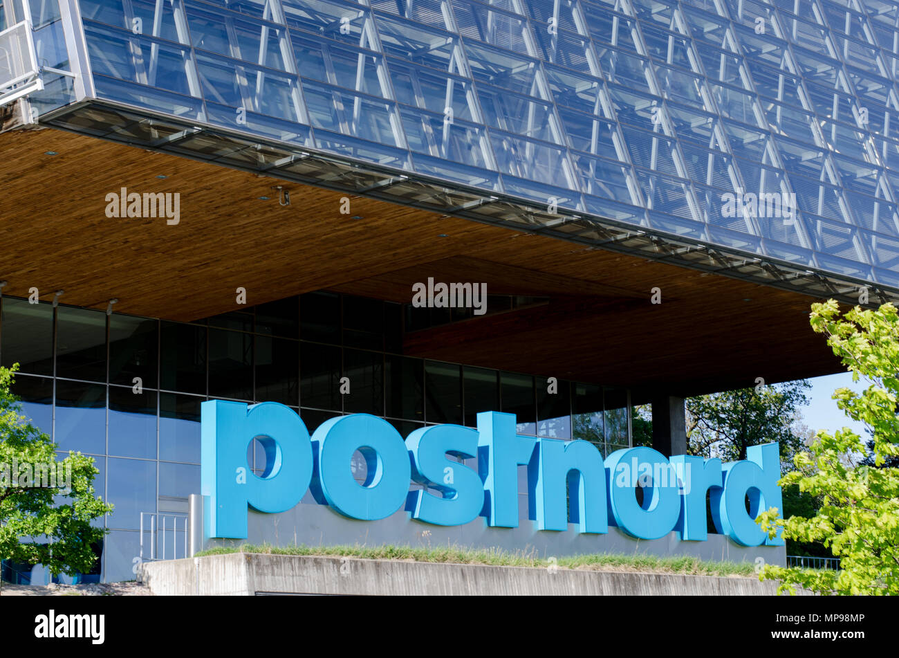 Solna, Schweden - 19. Mai 2018. Die headqurters der Post Firma Postnord namens "Arken'. Stockfoto