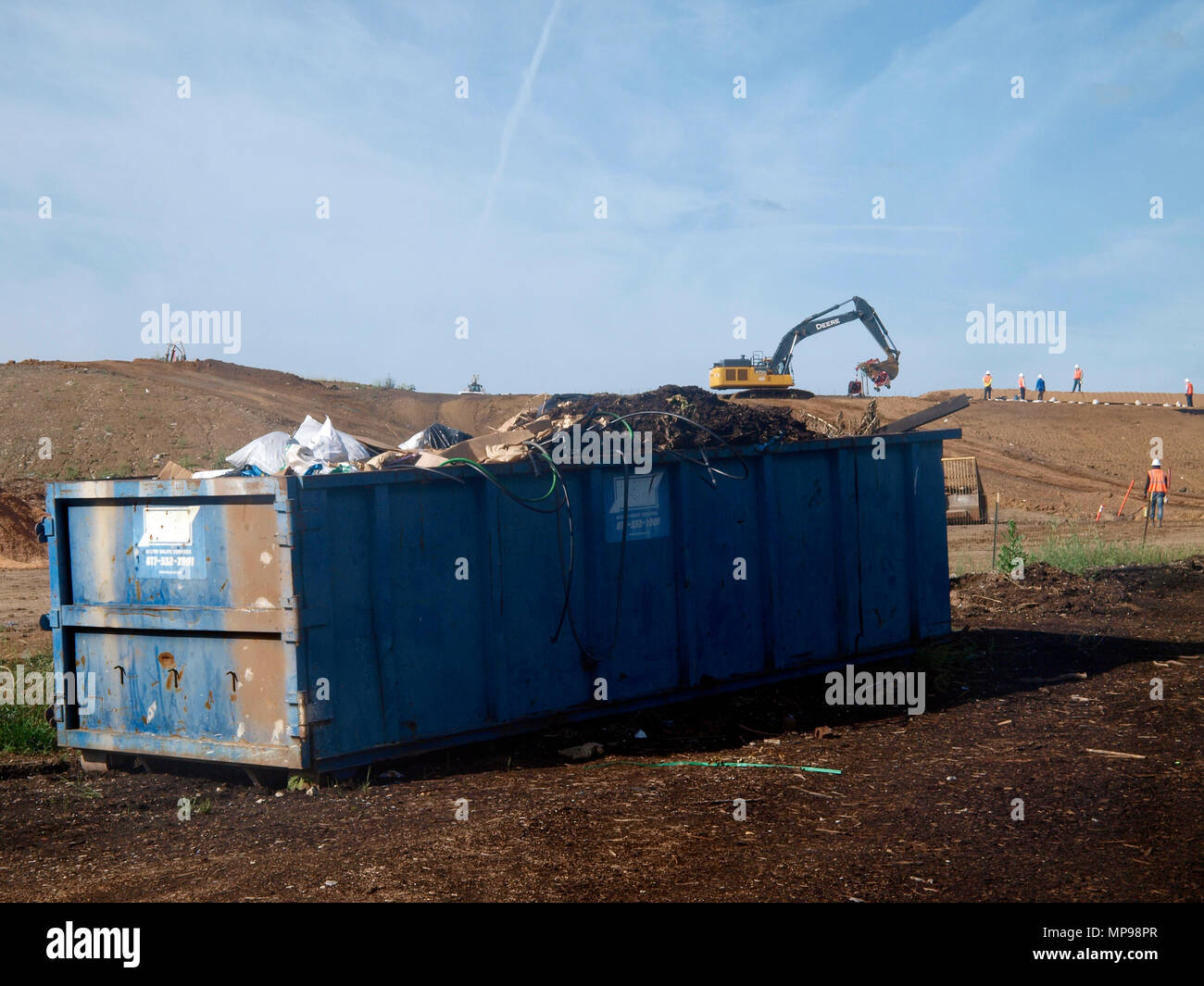In der schnell wachsenden Dallas und Fort Worth Texas Bereich, es gibt auch ein wachsendes Problem alle Müll zu verarbeiten. Deponien sind klettern höher und viele fürchten, dass sie die Luft, die Sie atmen und das Wasser, das sie trinken verschmutzen. Nur ein Zeichen der verfügbaren Konsum. Stockfoto In der schnell wachsenden Dallas und Fort Worth Texas Bereich, es gibt auch ein wachsendes Problem alle Müll zu verarbeiten. Deponien sind klettern höher und viele fürchten, dass sie die Luft, die Sie atmen und das Wasser, das sie trinken verschmutzen. Nur ein Zeichen der verfügbaren Konsum. Stockfoto