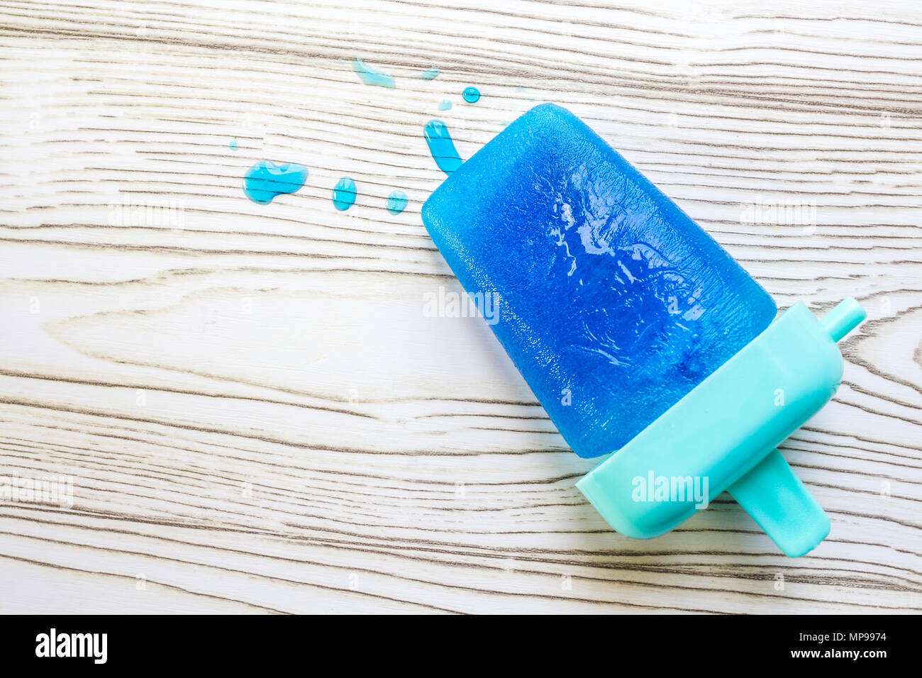 Blaue Blueberry popsicle schmilzt auf hölzernen Hintergrund Stockfoto