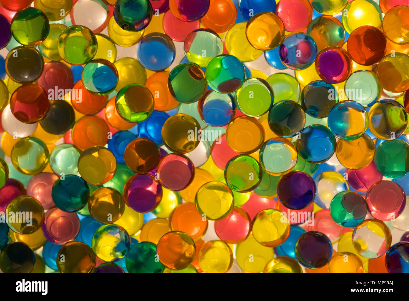 Verschachtelte Gruppe von farbigen, transparenten Wasser perlen von unten beleuchtet. Stockfoto