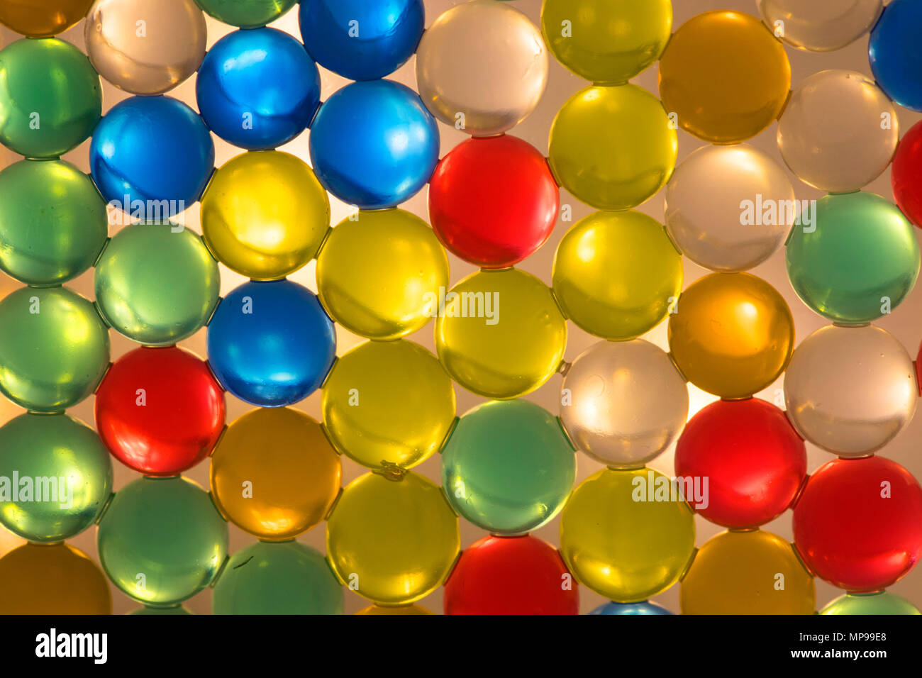Single Layer von bunten, eingebettet Wasser perlen mit Hintergrundbeleuchtung. Stockfoto