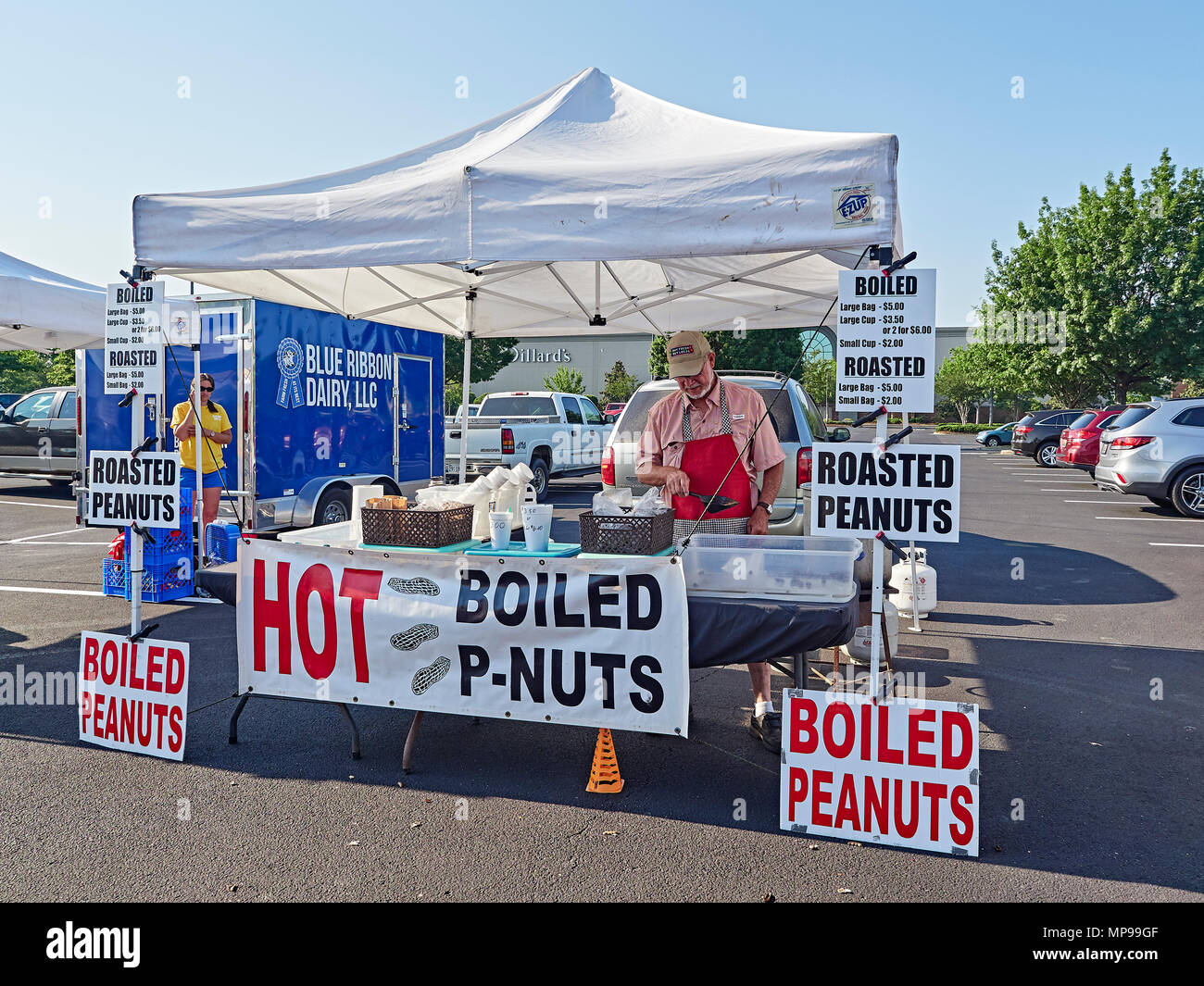 Heiß gekochte Erdnüsse Verkaufsstand bei einem lokalen Bauernmarkt in Montgomery Alabama, USA. Dies ist ein beliebter bevorzugten südlichen Snack. Stockfoto