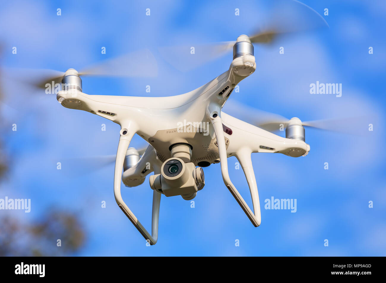 Eine DJI-Phantom 4 Pro Drohne fliegen, blauen Himmel im Hintergrund,  selektiver Fokus auf der Vorderseite der Drohne Stockfotografie - Alamy