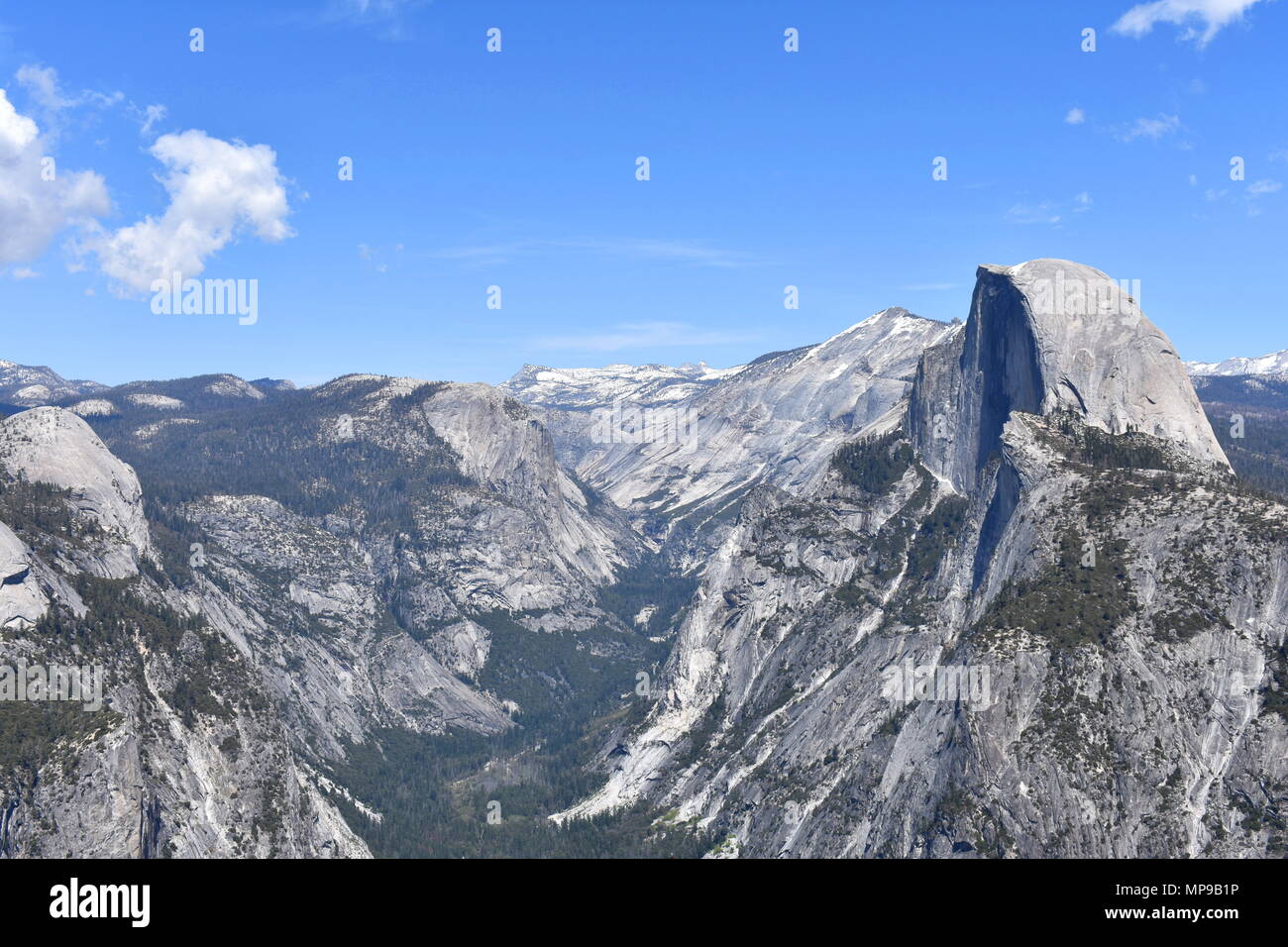 Half Dome und Yosemite Valley vom Glacier Point, Yosemite National Park, Kalifornien gesehen Stockfoto