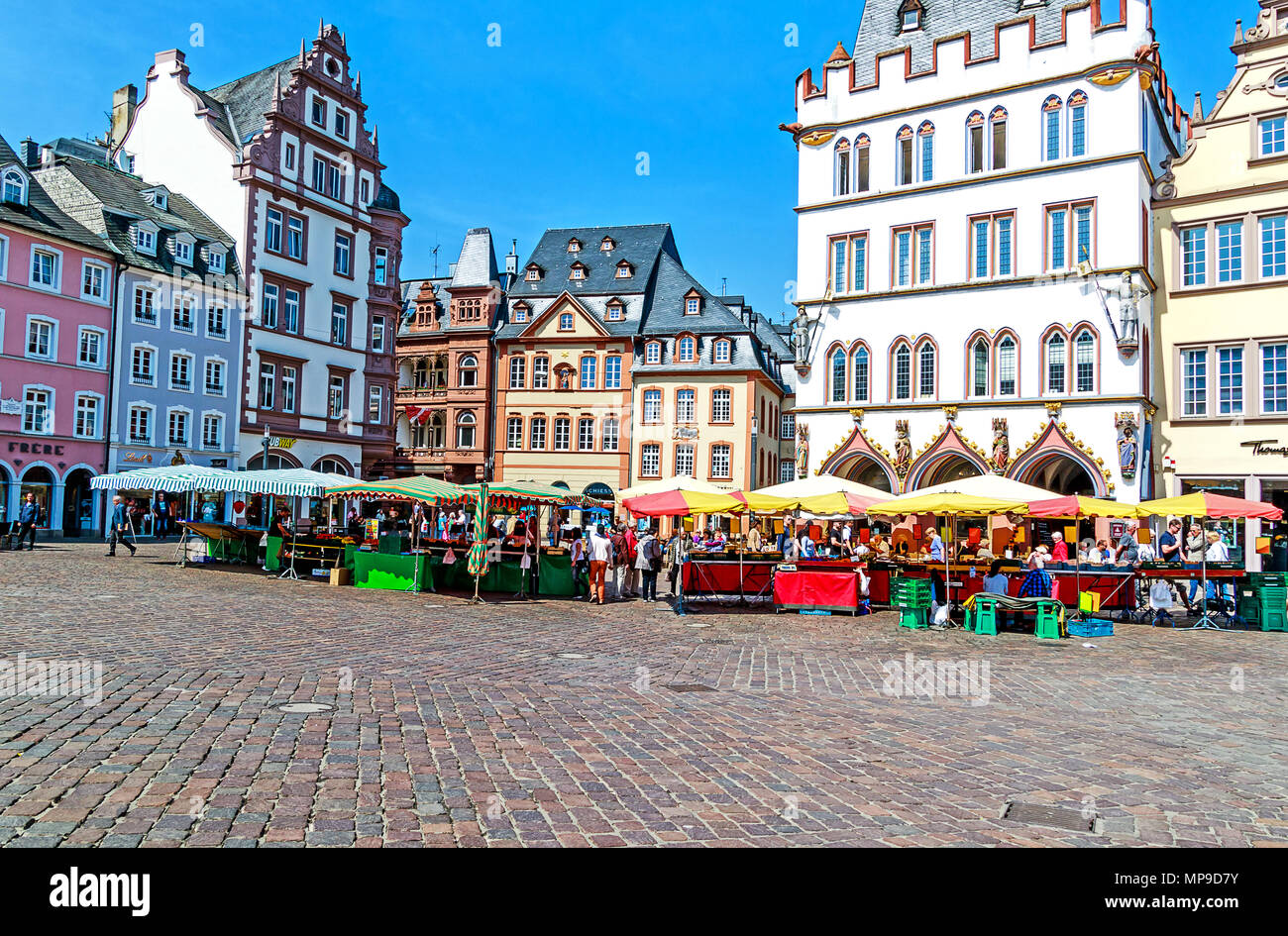 TRIER, Deutschland - 15. MAI 2018: die malerischen iconic Marktplatz ist einer der schönsten alten deutschen Marktplätzen in Trier, die älteste deutsche Stadt, Stockfoto
