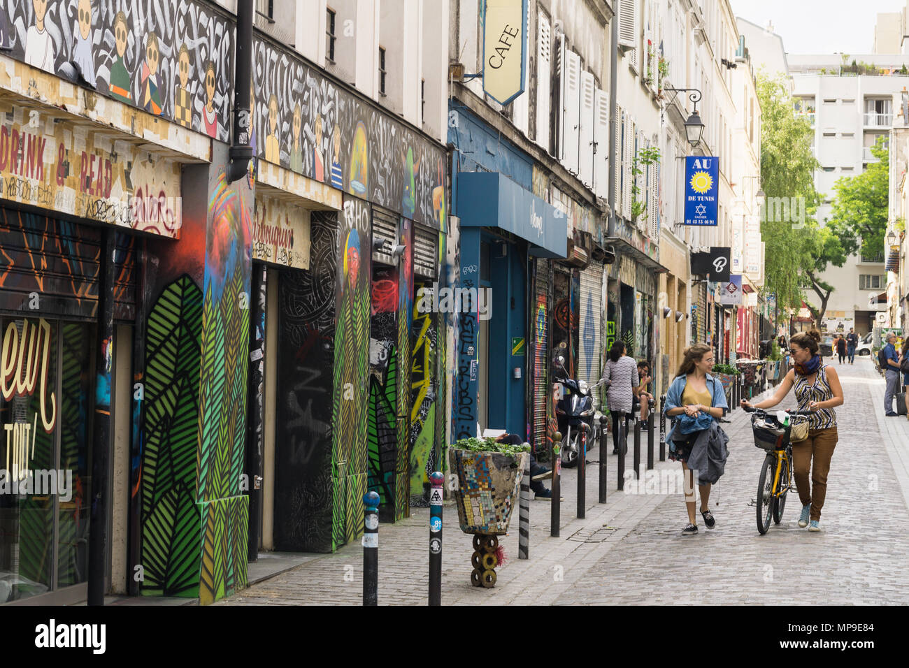 Zwei Frauen plaudern auf der Rue Dénoyez in Belleville Viertel in Paris, Frankreich. Stockfoto