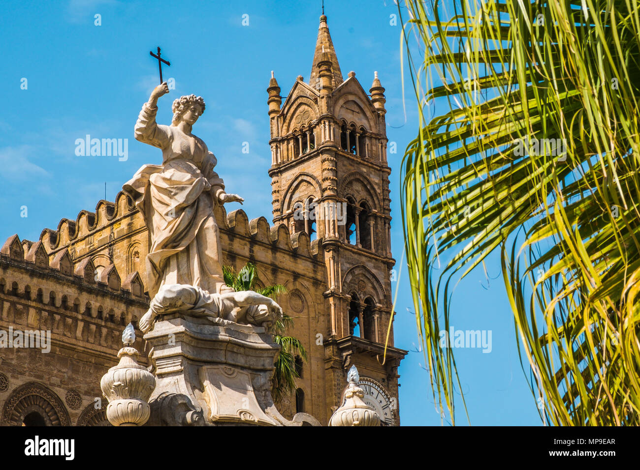 Statue der Heiligen Rosalia im Garten der Kathedrale der Himmelfahrt der Jungfrau Maria von Palermo auf Sizilien, Italien. Stockfoto