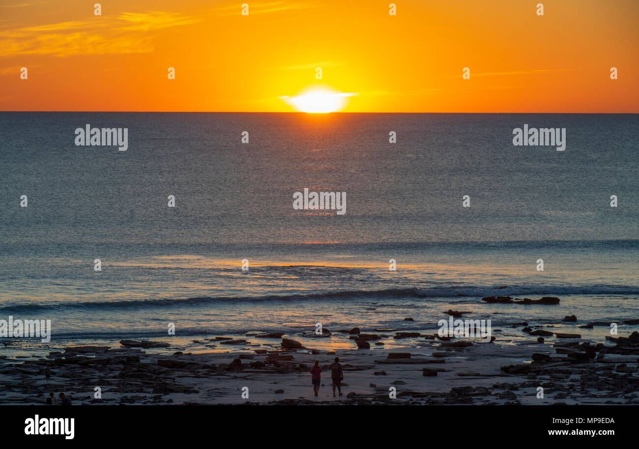 Ein Sonnenuntergang über dem Indischen Ozean am Cable Beach, Broome, WA, Australien. Stockfoto