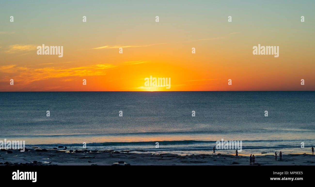 Ein Sonnenuntergang über dem Indischen Ozean am Cable Beach, Broome, WA, Australien. Stockfoto