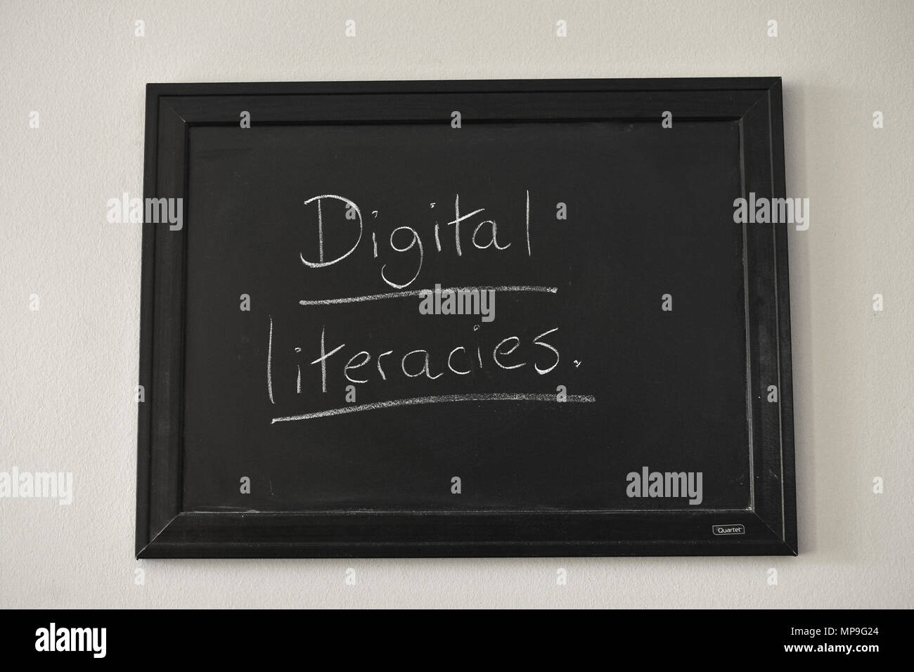 Digitaler Grundkompetenzen in weißer Kreide auf einer Tafel an der Wand montiert. Stockfoto