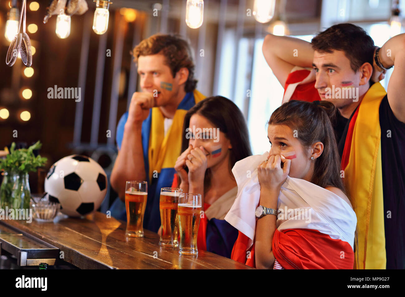Gruppe von Freunden beobachten Fußball-Spiel im Pub Stockfoto