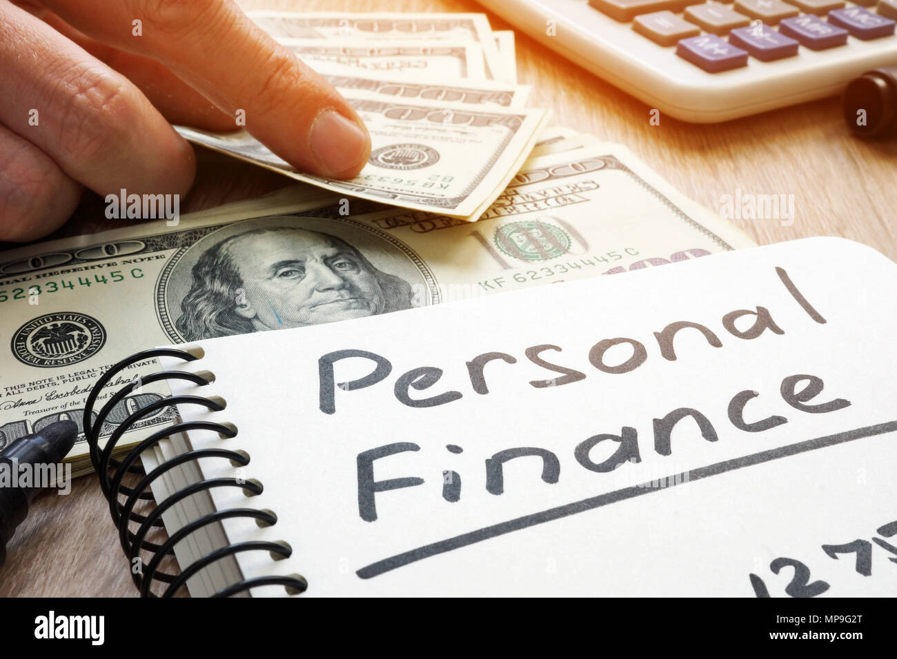 Persönliche Finanzen in einer Anmerkung und Geld geschrieben. Stockfoto