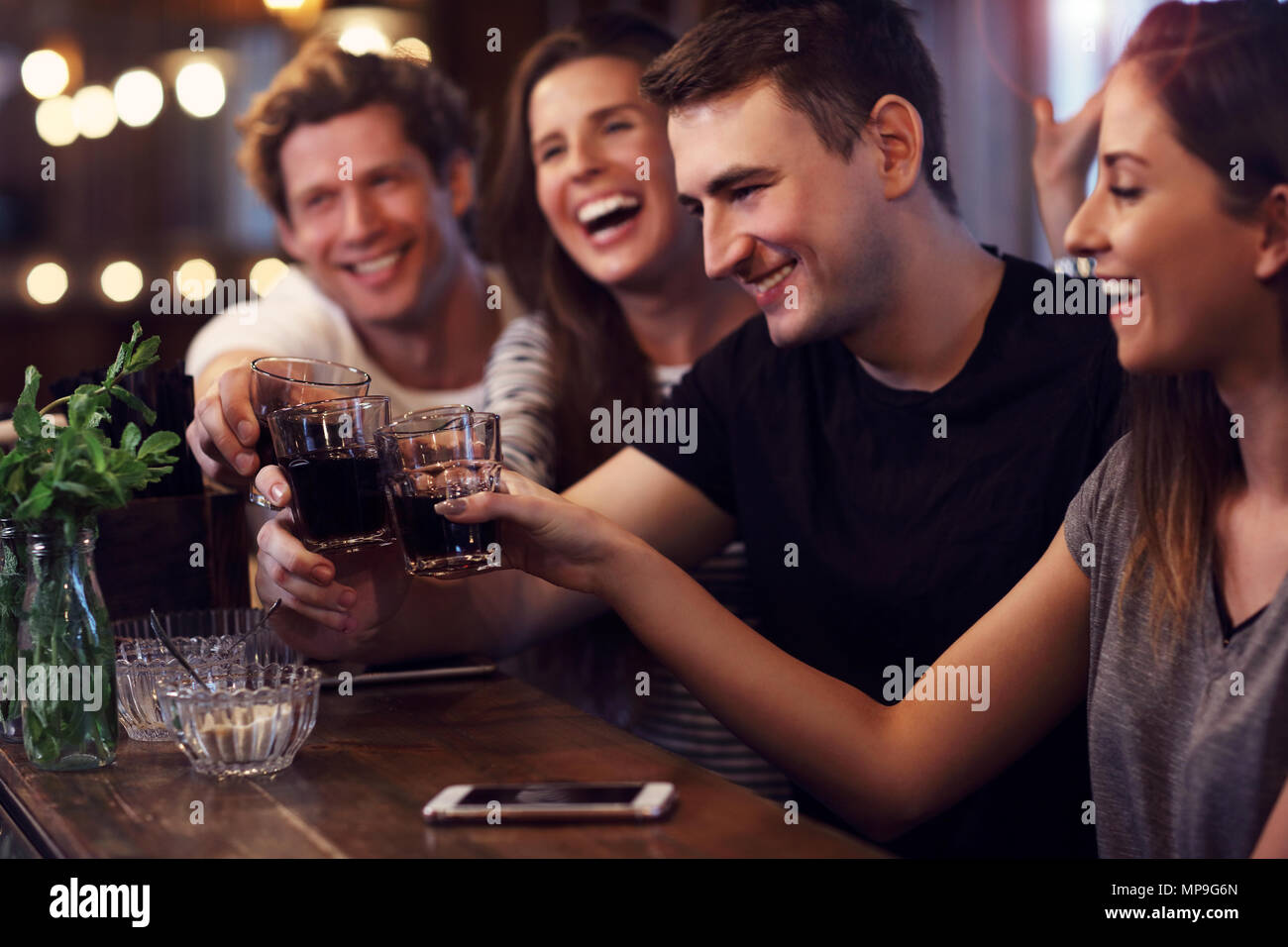 Gruppe von Freunden beobachten Fußball-Spiel im Pub Stockfoto