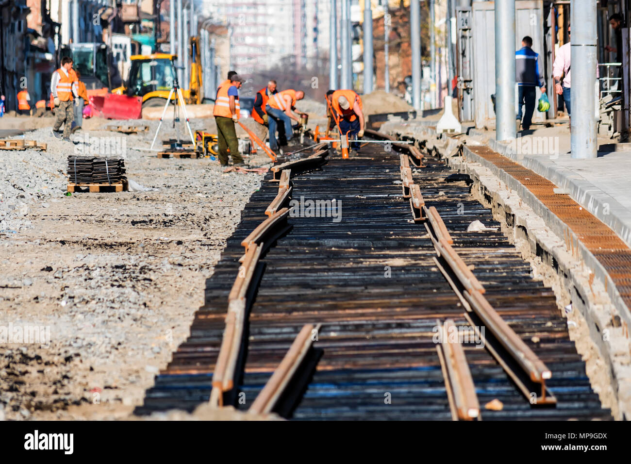 Die Straßenarbeiter legen neue Eisenbahn Stockfoto