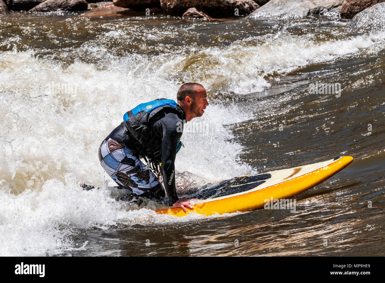 Nach standup paddleboarder; Wildwasser; Arkansas River; Salida, Colorado, USA Stockfoto