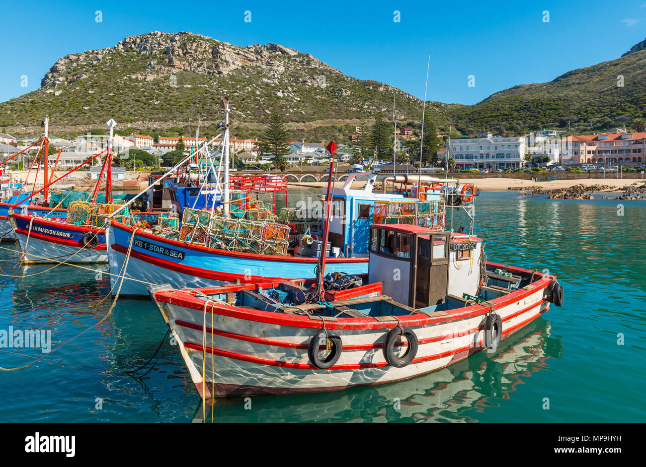 Fischerboote im Hafen von Kalk Bay mit der Tabelle, die Bergkette im Hintergrund in der Nähe von Cape Town, Western Cape, Südafrika. Stockfoto
