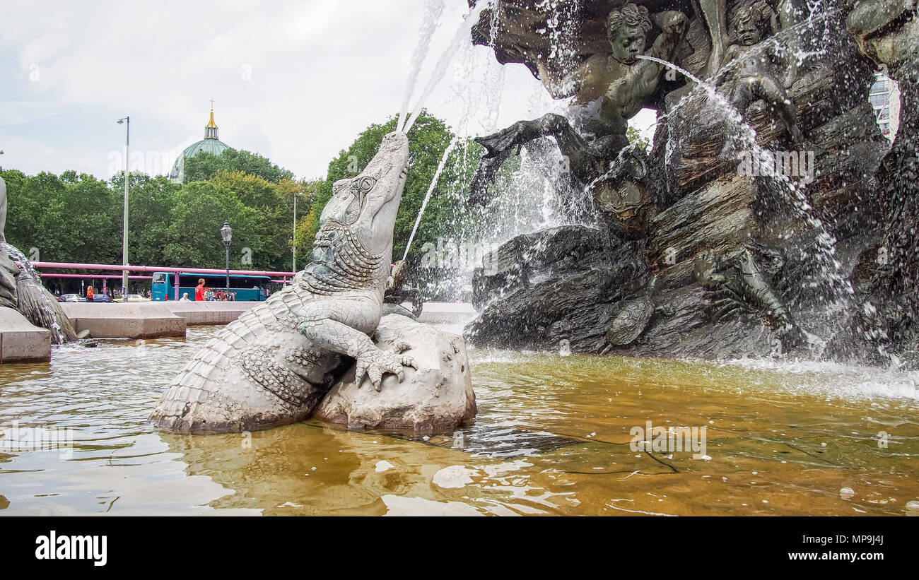 BERLIN, DEUTSCHLAND - 31. JULI 2016: Krokodil Statue der Neptunbrunnen (Neptunbrunnen) in Berlin, Deutschland. Der Brunnen wurde 1891 erbaut und wurde entwickelt Stockfoto