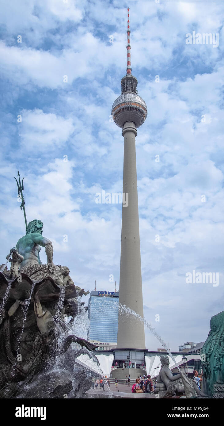 Was Heißt Turm Auf Englisch Berliner fernsehturm am neptunbrunnen alexanderplatz -Fotos und