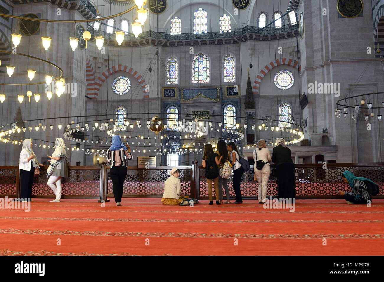 Istanbul, Türkei. Besucher der Süleymaniye-Moschee (Süleymaniye Camii) Stockfoto