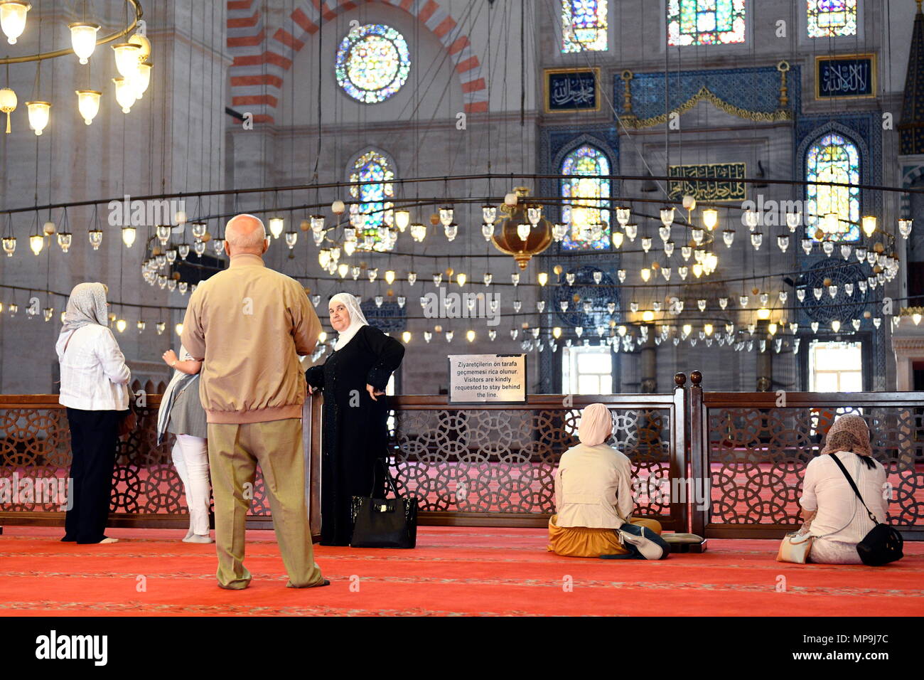 Istanbul, Türkei. Besucher der Süleymaniye-Moschee (Süleymaniye Camii) Stockfoto