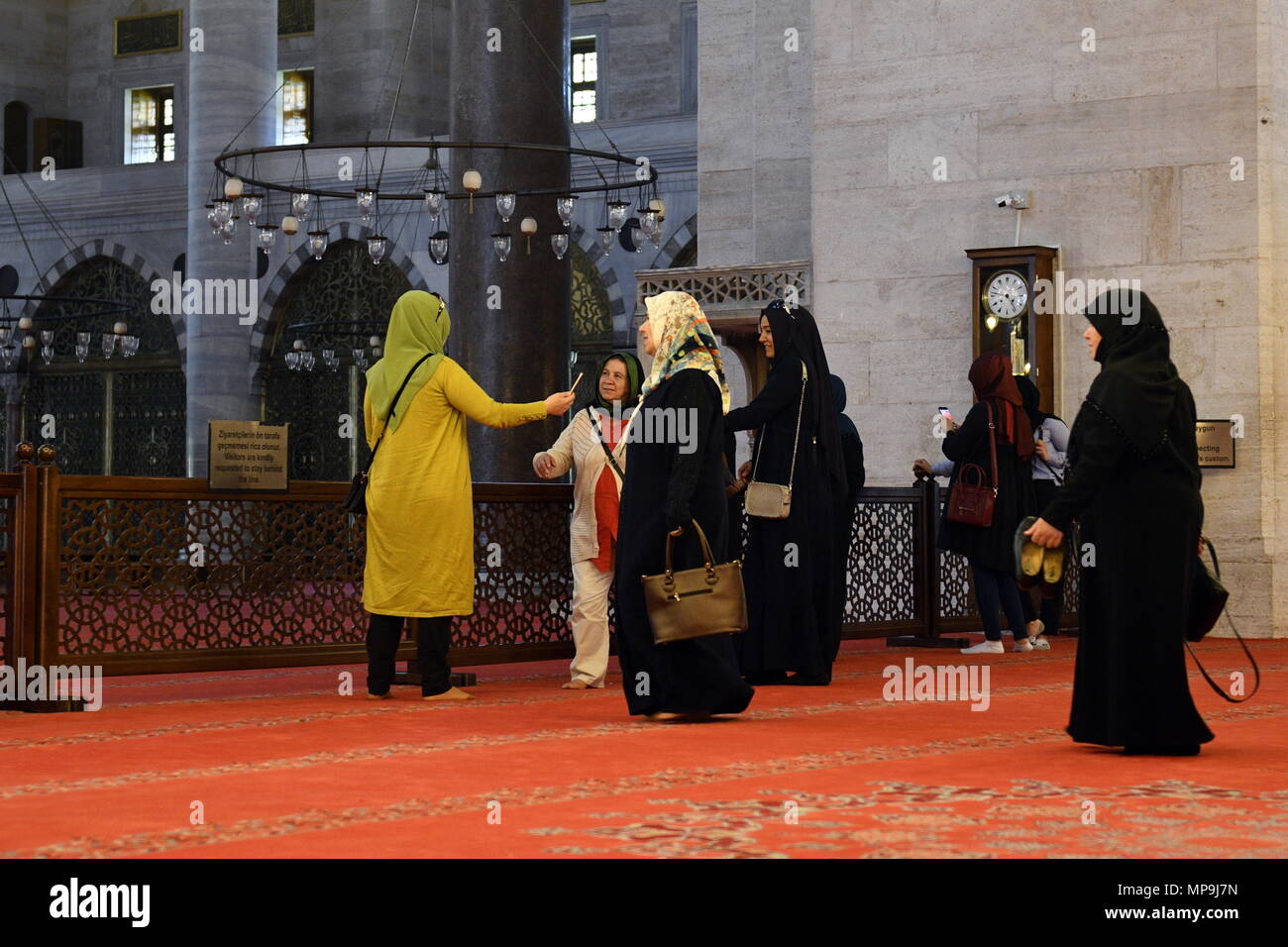 Istanbul, Türkei. Besucher der Süleymaniye-Moschee (Süleymaniye Camii) Stockfoto