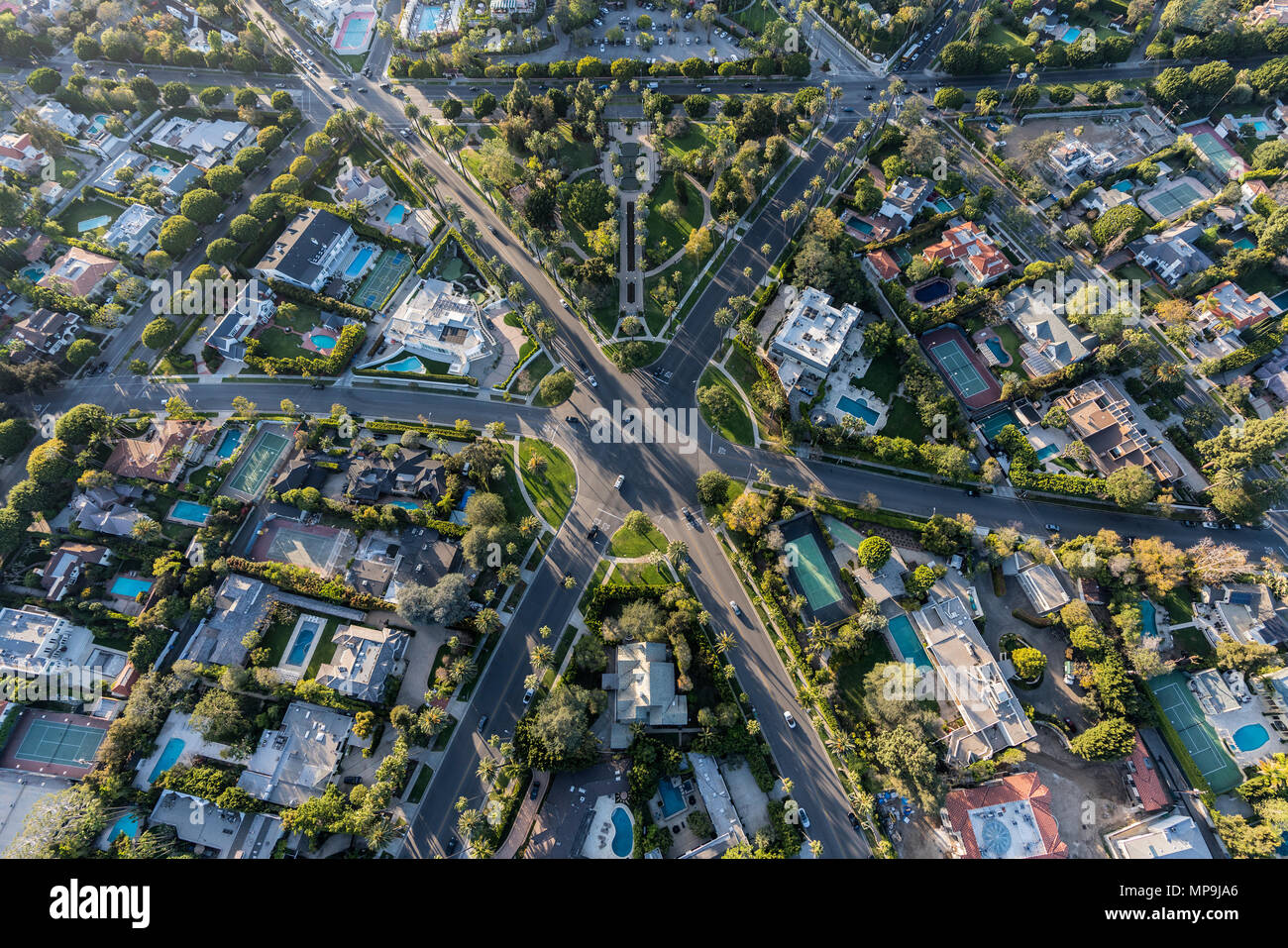 Luftaufnahme von sechs Kreuzung bei N Beverly Drive und N Canon Drive und Lomitas Ave in Beverly Hills, Kalifornien. Stockfoto