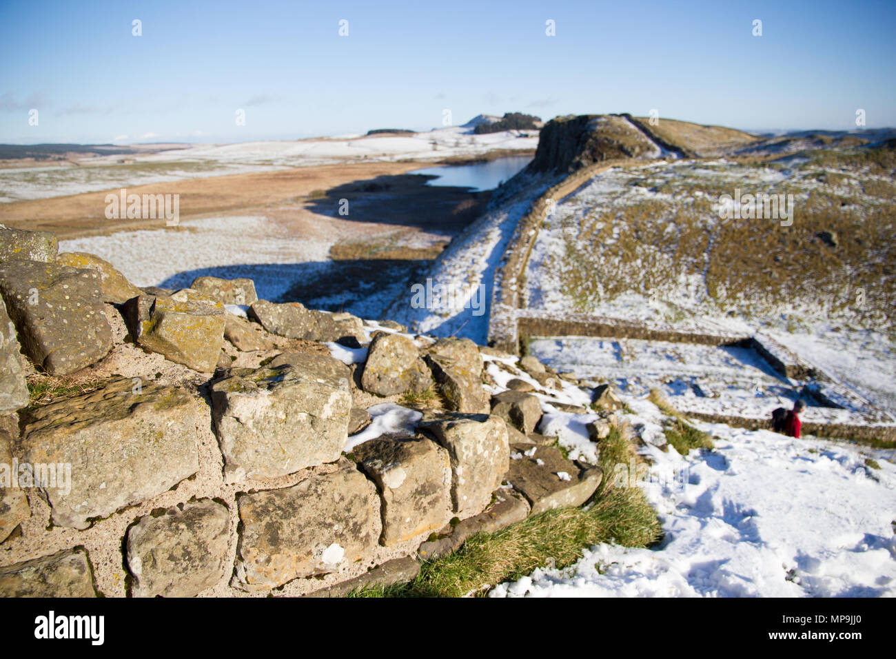 Im Vordergrund des Bildes zeigt Hadrian's Wall im Fokus Hervorhebung der Struktur der Wand, während der Hintergrund der Milecastle 39, Stahl Rigg es Stockfoto