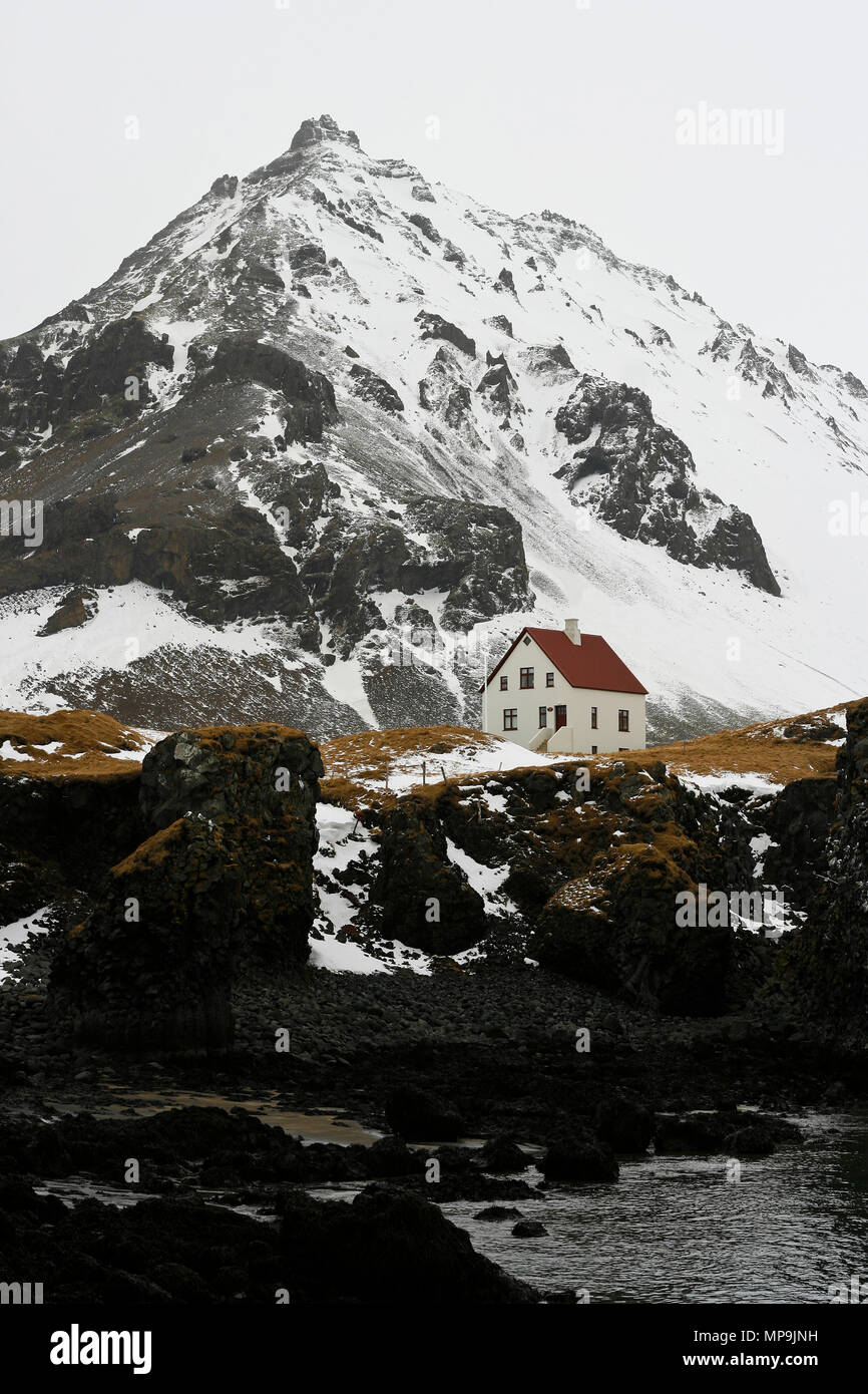 Einsames Haus in Island Stockfoto
