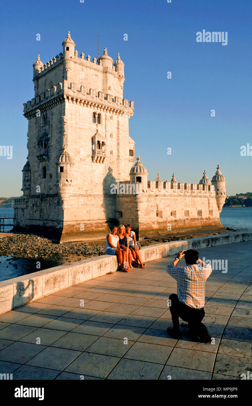 Touristen für ein Foto posieren, Torre de Belém/Turm von Belém/Torre de São Vicente/Turm von St. Vincent, Belém, Lissabon, Portugal Stockfoto