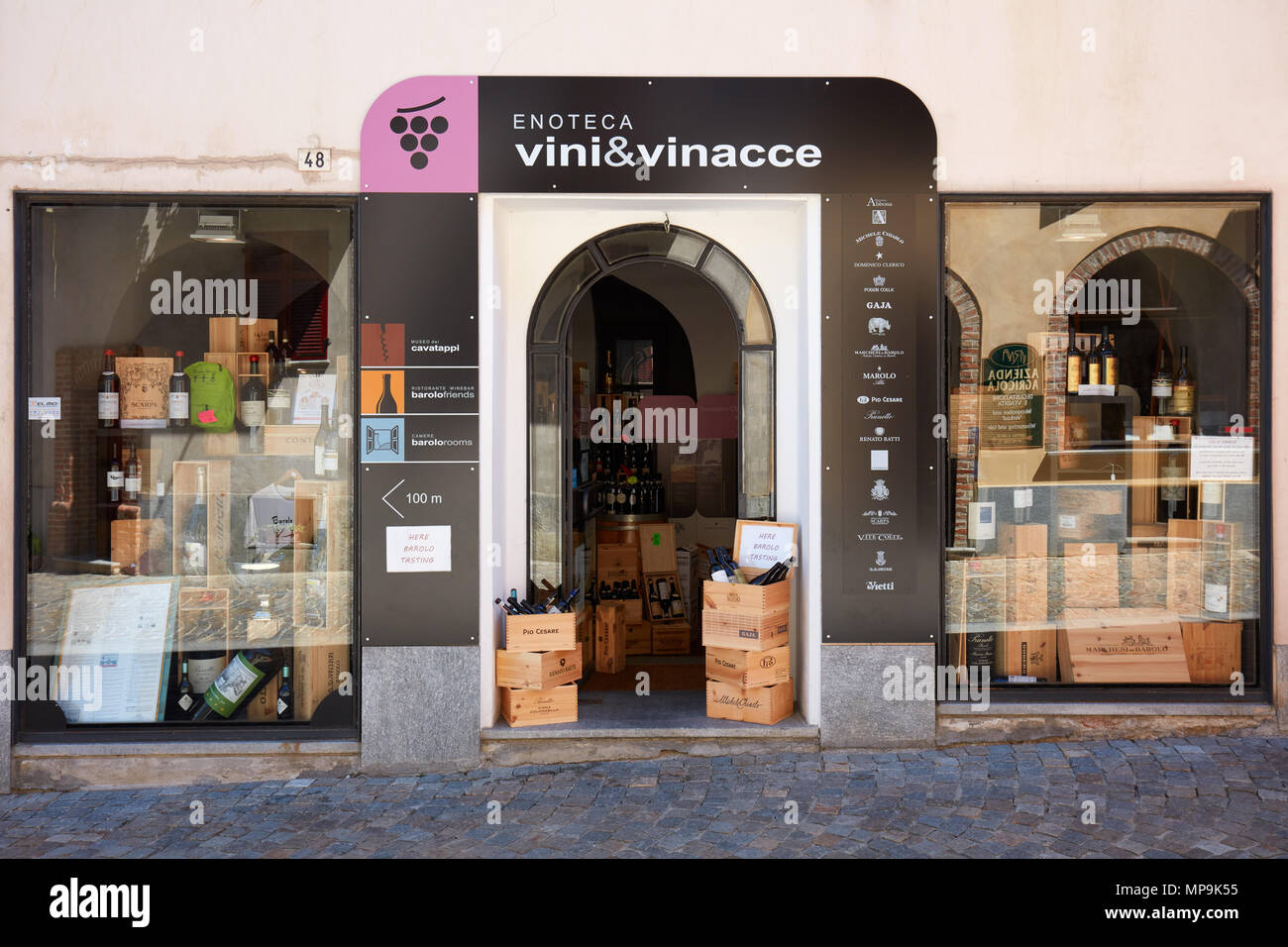 Enoteca Wein Shop an einem sonnigen Sommertag im Piemont, Barolo, Italien Stockfoto