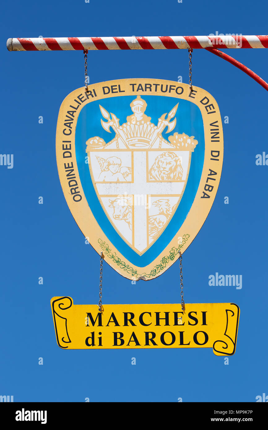 Marchesi di Barolo Wappen in der Nähe in einem sonnigen Sommertag, blauer Himmel in Piemont, Barolo, Italien Stockfoto