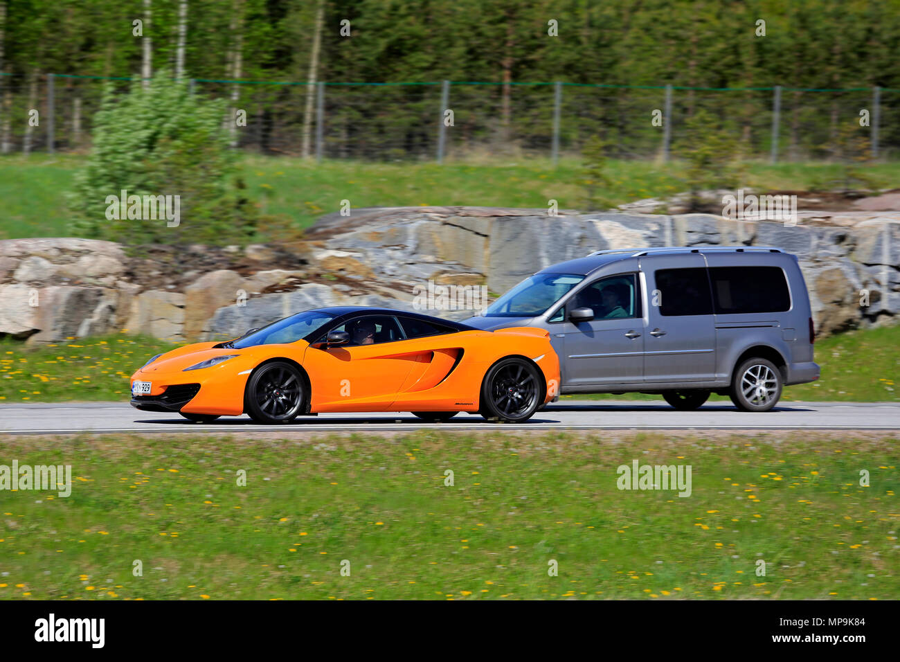 McLaren MP4-12C supercar überholt ein Kleintransporter auf der Autobahn an einem sonnigen Tag des Sommers in Paimio, Finnland - 20. Mai 2018. Stockfoto