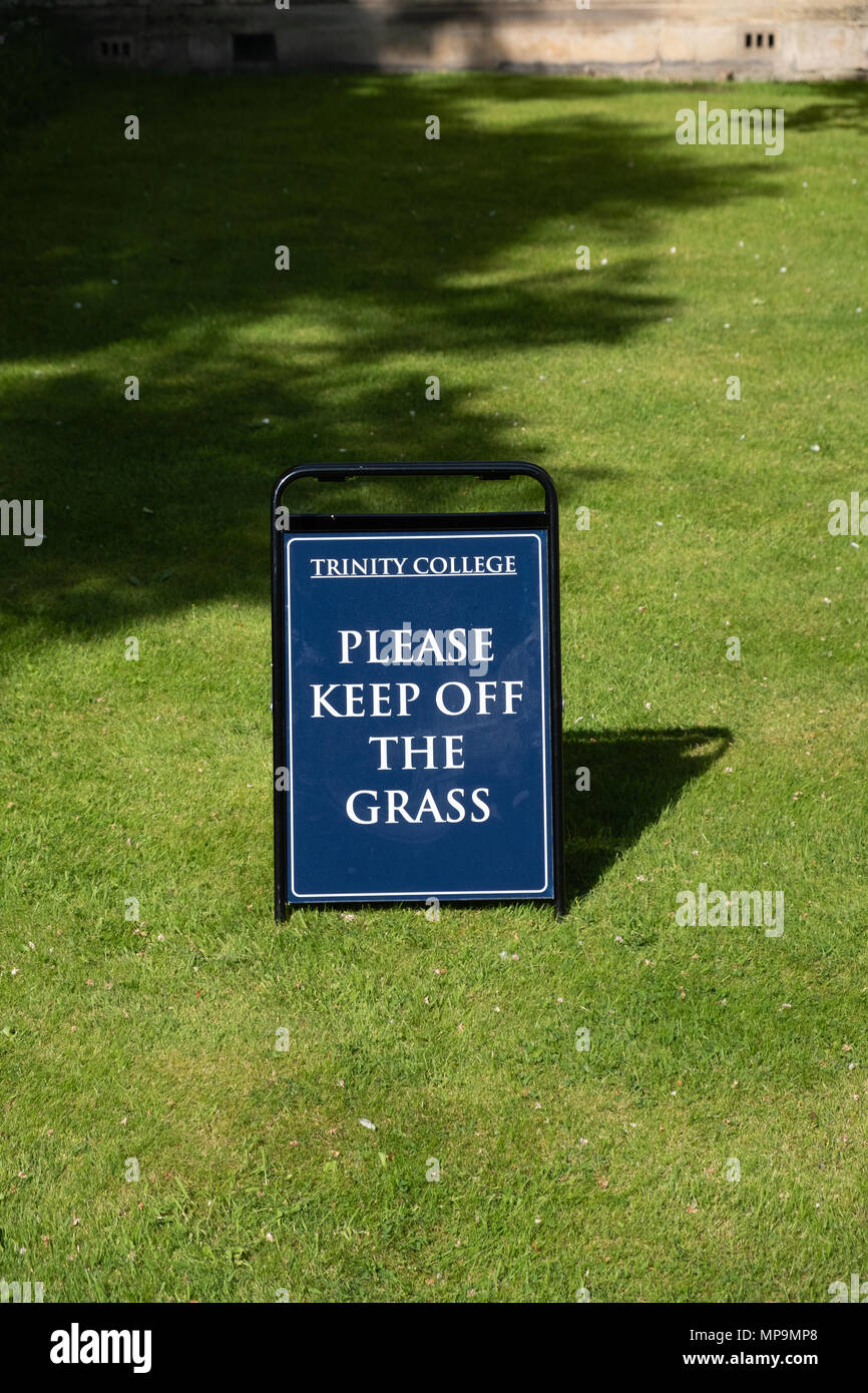 Rasen betreten verboten Schild am Trinity College, Cambridge, UK