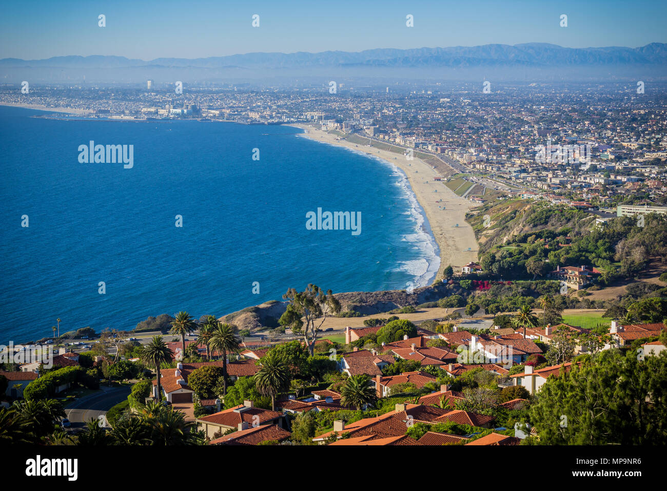 Panoramablick auf den Pacific Coast Highway Shoreline neben wohlhabenden Nachbarschaft von Palos Verse Fincas Stockfoto