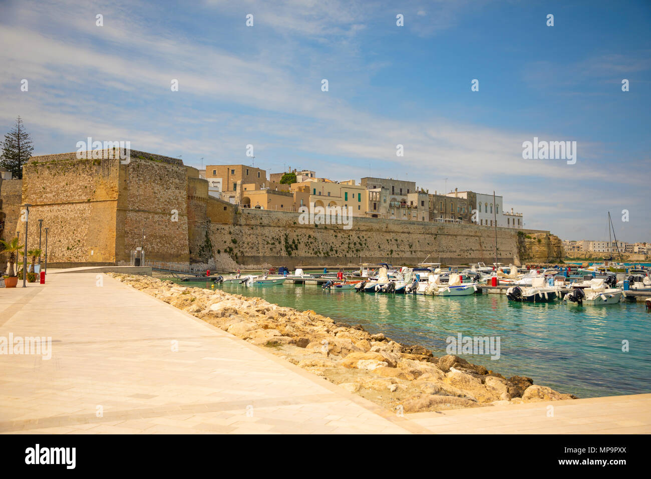 Blick auf die kleine Stadt Otranto, Provinz Lecce auf der Halbinsel Salento, Apulien, Italien Stockfoto