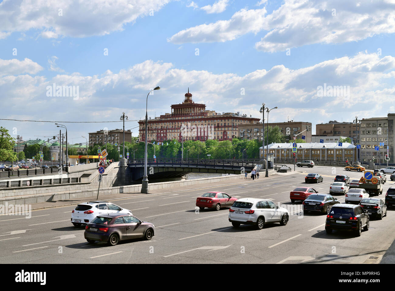Moskau, Russland - 12. Mai. 2018. Verkehr auf große Ustyinsky Brücke Stockfoto