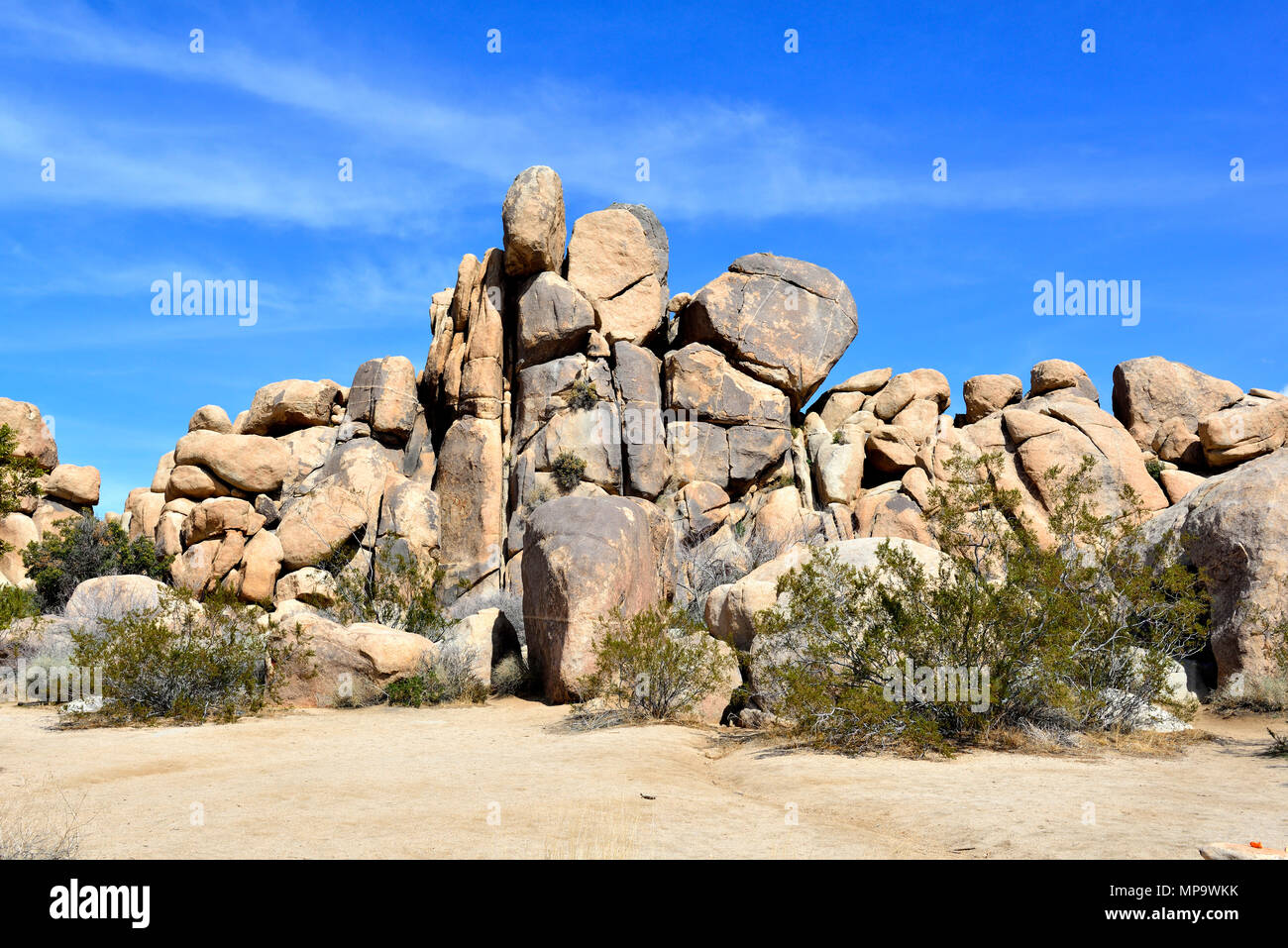 Rock Pile, Monzogranite aplitic Venen, Wachtel Frühling, Joshua Tree National Park, CA 180312 68119 Stockfoto