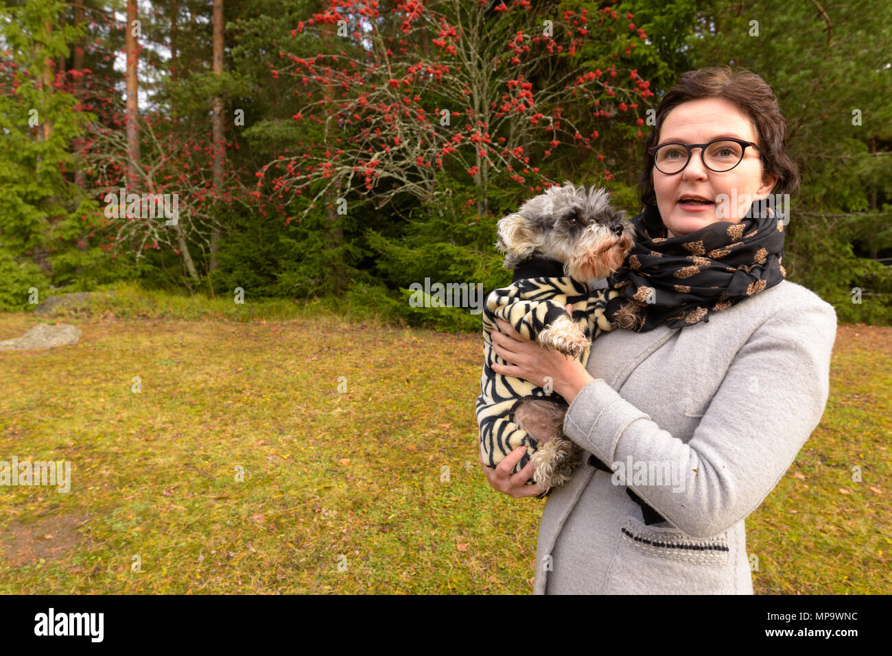 Reife Frau, schön Entfliehen mit der Natur Stockfoto