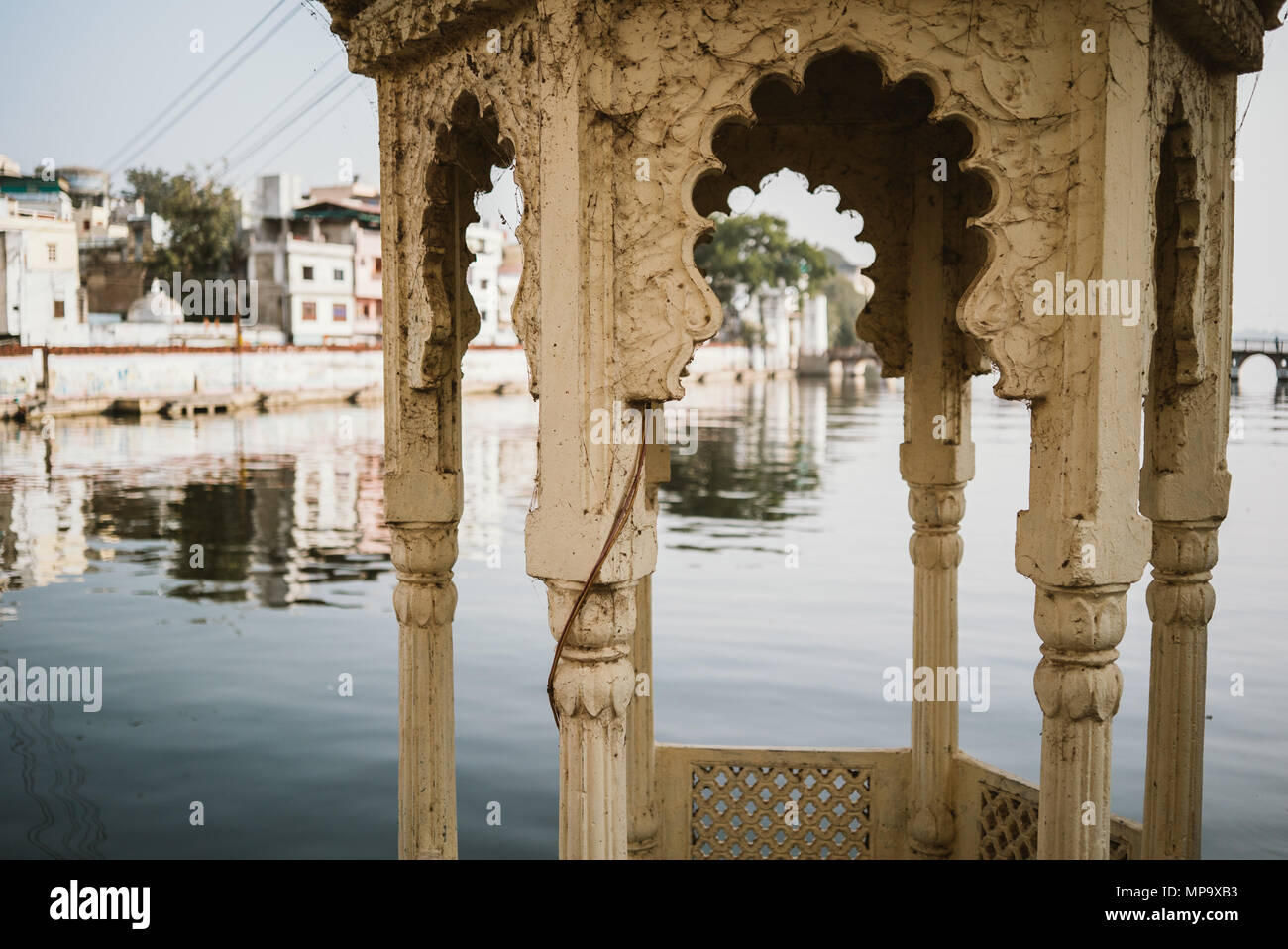 Schöne weiße Gebäude auf dem Wasser in Udaipur, Indien Stockfoto Schöne weiße Gebäude auf dem Wasser in Udaipur, Indien Stockfoto