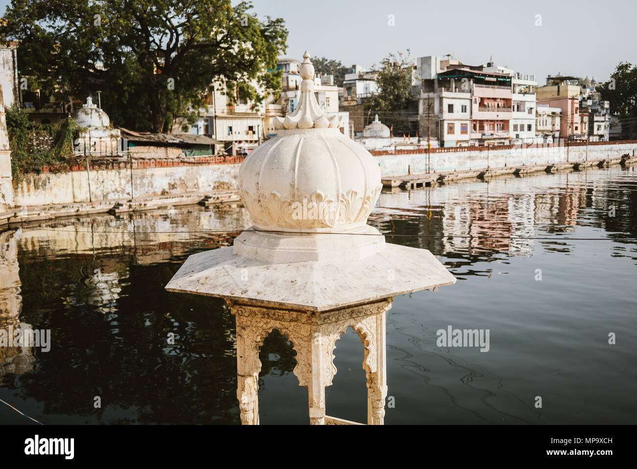 Schöne weiße Gebäude auf dem Wasser in Udaipur, Indien Stockfoto Schöne weiße Gebäude auf dem Wasser in Udaipur, Indien Stockfoto