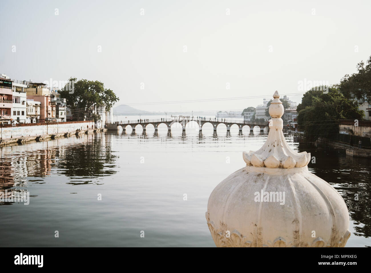 Schöne weiße Gebäude auf dem Wasser in Udaipur, Indien Stockfoto Schöne weiße Gebäude auf dem Wasser in Udaipur, Indien Stockfoto