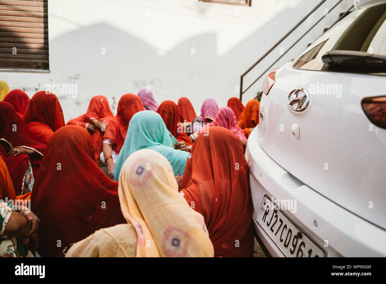 Schön und farbenfroh gekleidete indische Frauen ein Tod, Trauern und ihre Kleidung in den See in Udaipur, Indien waschen Stockfoto