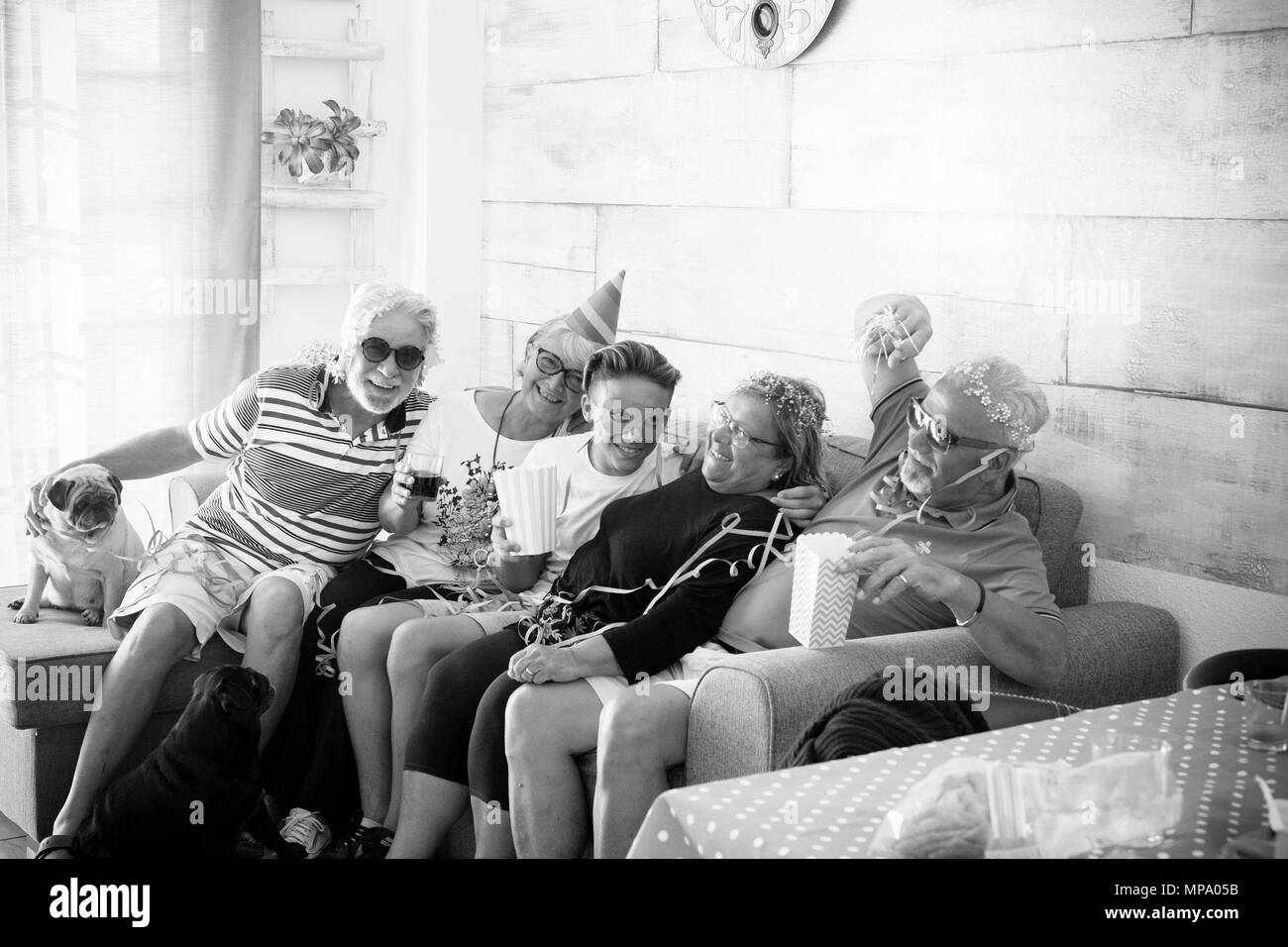 Gruppe von Familie Feier. Großeltern und Enkel indoor. Helles Licht. Ältere Ehepaare Stockfoto