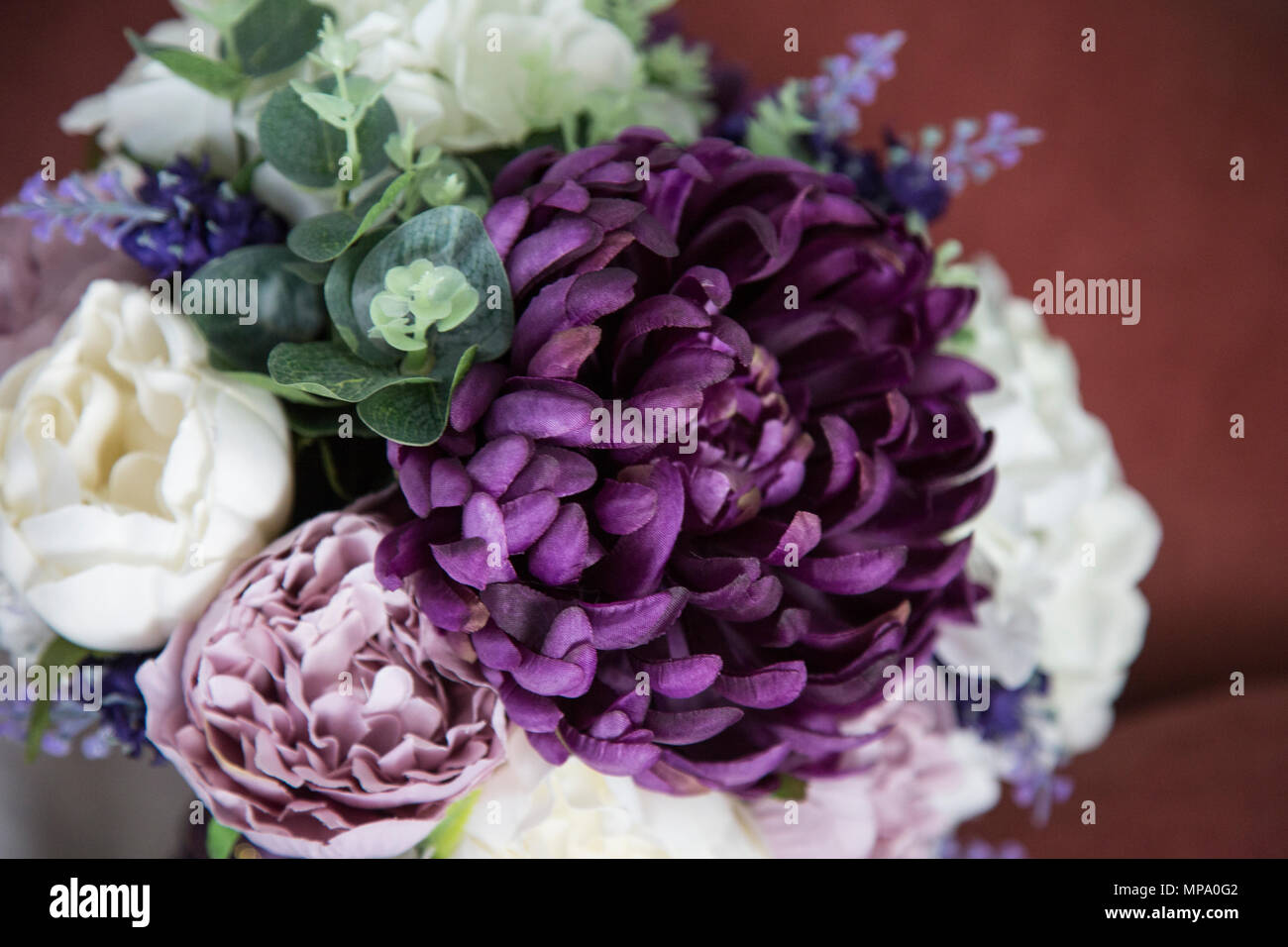 In der Nähe von Brides Bouquet an Ihrem Hochzeitstag mit lila Blüten mit grün Stockfoto