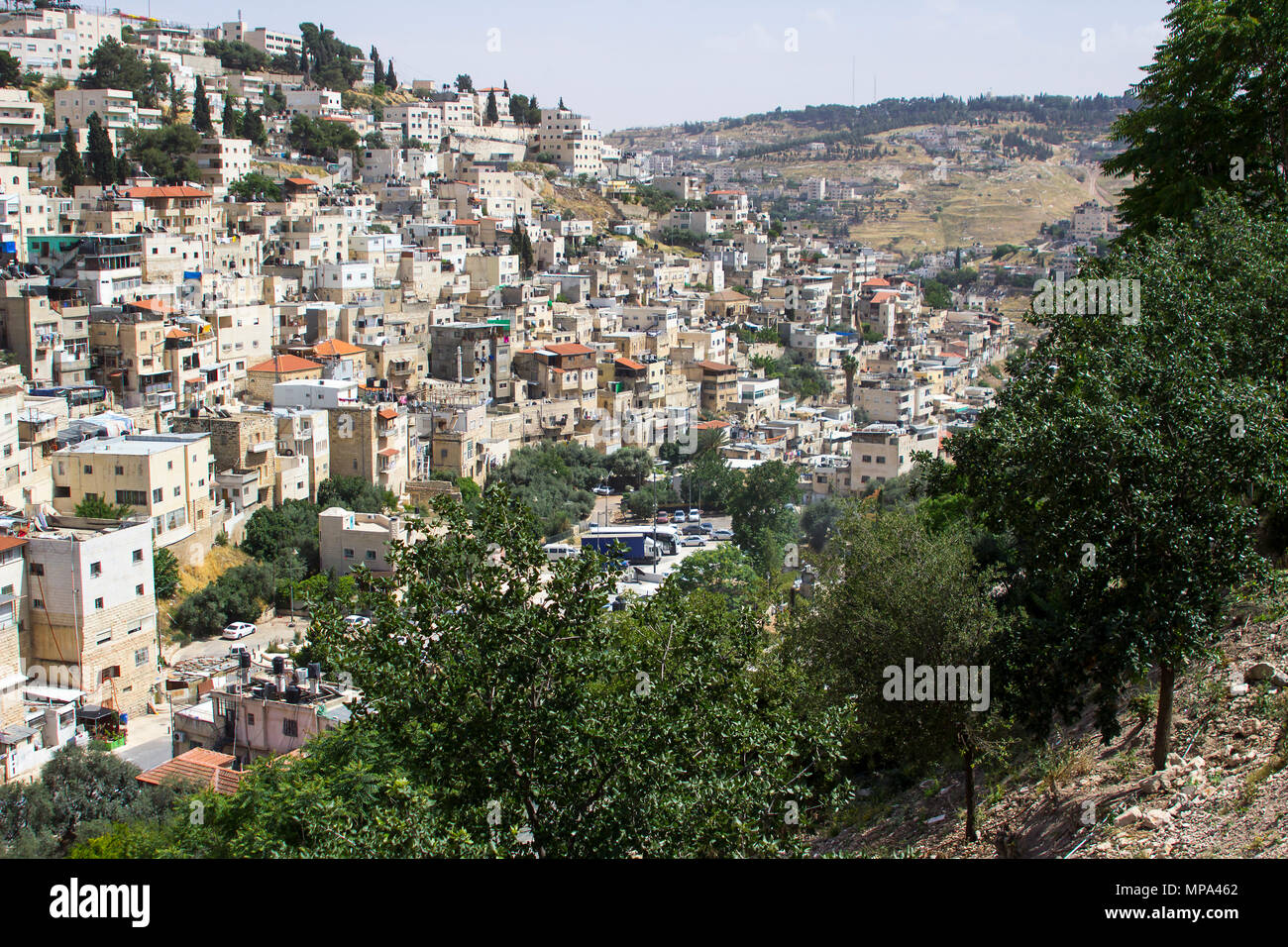 Ein Blick über den Bach Kidron, den dicht aufgebaut Hügel von Jerusalem aus der Schritte zu Hiskias Tunnel in die Stadt Jerusalem in Israel. Stockfoto