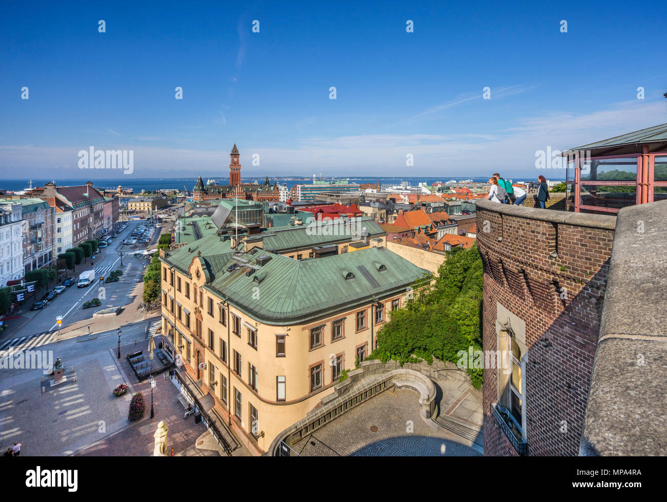 Ansicht der Stortoget zentralen Hauptplatz von Helsingborg, von den Zinnen der Kärnan mittelalterliche Festung, Scania gesehen, Schweden Stockfoto