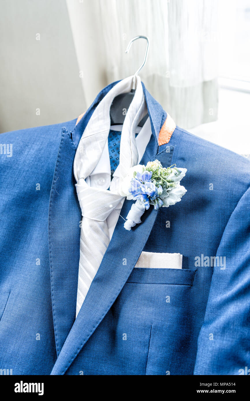 Männer neue Marine marine blau Anzug und Krawatte Bräutigam closeup mit Blume, Anstecker, Pin fertig, Hochzeit Vorbereitung isoliert, pocket Taschentuch Stockfoto