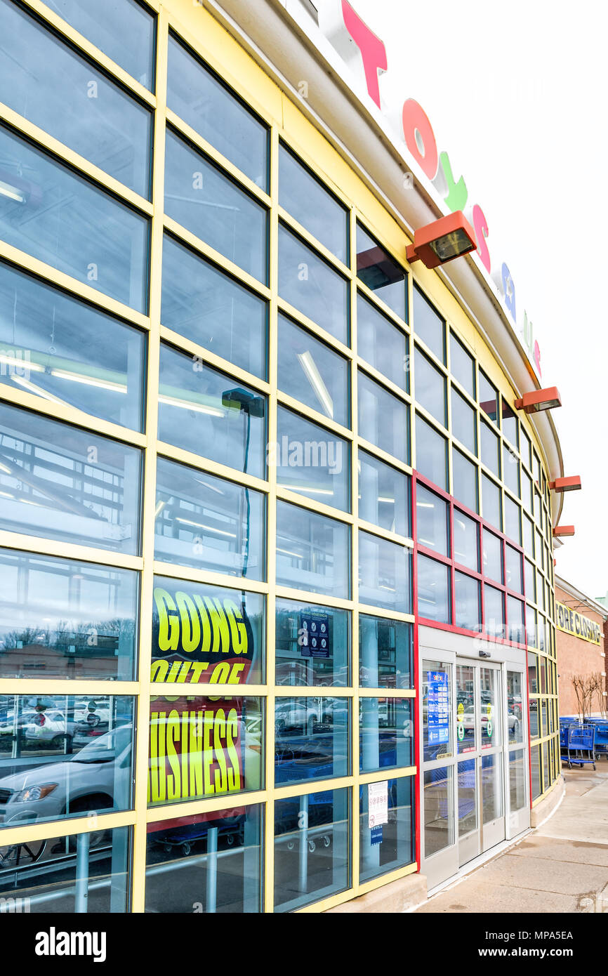Sterling, Vereinigte Staaten - 4 April 2018: Toys R US store in Fairfax County, Virginia für Kinder shop außen Eingang mit Vorzeichen, Logo, Türen, schließen, o Stockfoto