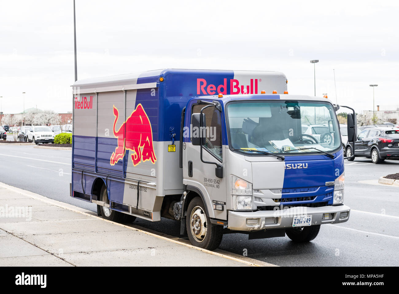 Sterling, Vereinigte Staaten - 4 April 2018: Red Bull auto Lkw mit blau rot Logo in Fairfax County, Virginia Shopping Mall closeup, Isuzu Fahrzeug Stockfoto