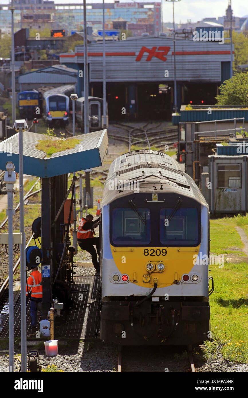 NI Railways, auch bekannt als die Northern Ireland Railways (NIR) und für einen kurzen Zeitraum Ulster Verkehr Eisenbahnen (UTR), ist die Bahngesellschaft in Nordirland. NIR ist eine Tochtergesellschaft von Translink, deren Muttergesellschaft ist die Nordirland Transport Holding Company (NITHCo), und ist eine der beiden Staatseigenen Bahnbetreiber in Großbritannien, zum anderen auch die Direct Rail Services. Es hat einen gemeinsamen Vorstand mit den beiden anderen Unternehmen der Gruppe, Ulsterbus und Metro (ehemals Citybus). Das Schienennetz in Nordirland ist nicht Teil des nationalen Eisenbahnnetzes in Großbritannien, Stockfoto